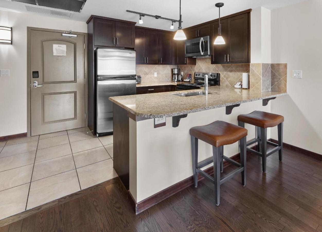 Rocky Ridge - Great Mountain Views With Open Hot Tub And Outdoor Heated Pool Holiday home Canmore