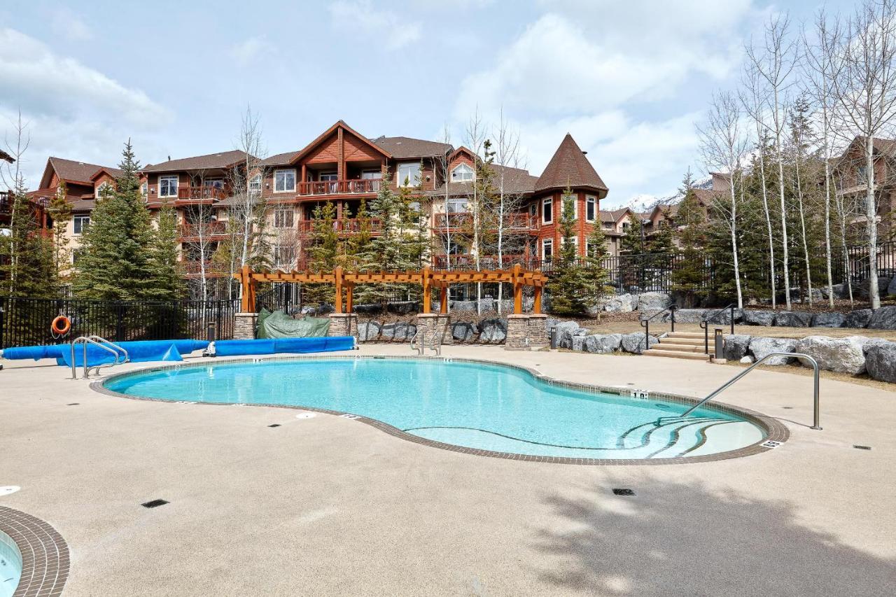Rocky Ridge - Great Mountain Views With Open Hot Tub And Outdoor Heated Pool Holiday home Canmore